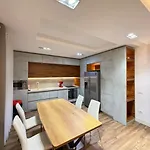 Atrium Luxe Apartment, Sauk, 公寓