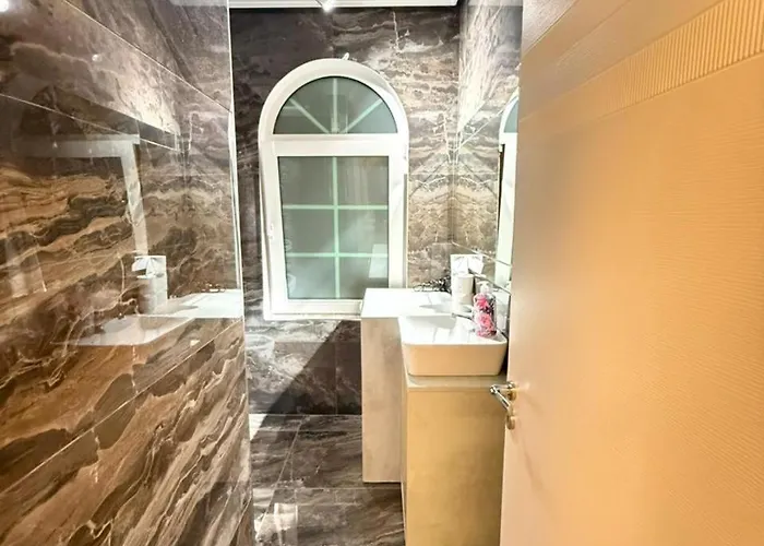Atrium Luxe Apartment, Sauk,