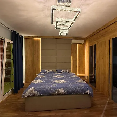 Atrium Luxe Apartment, Sauk,