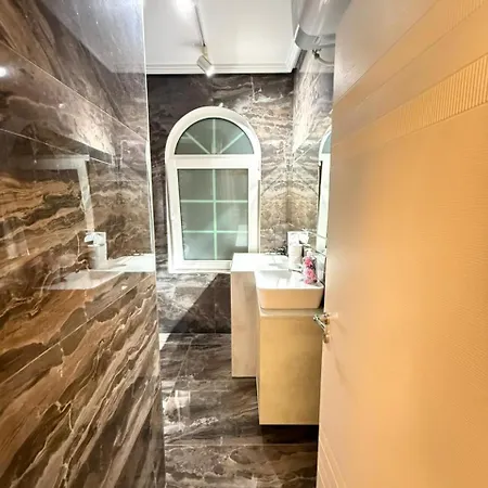 Atrium Luxe Apartment, Sauk,