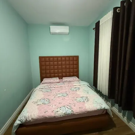Atrium Luxe Apartment, Sauk,